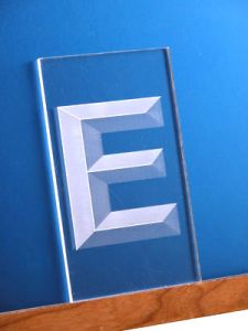 如何使用激光在玻璃和丙烯酸玻璃上創建3D效果？</a>